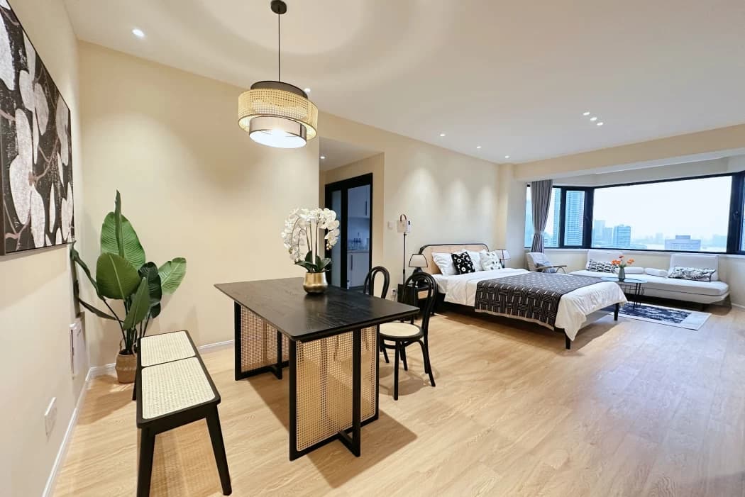 1-bedroom apartment for rent in the North Bund area | Landlord is a bearded man