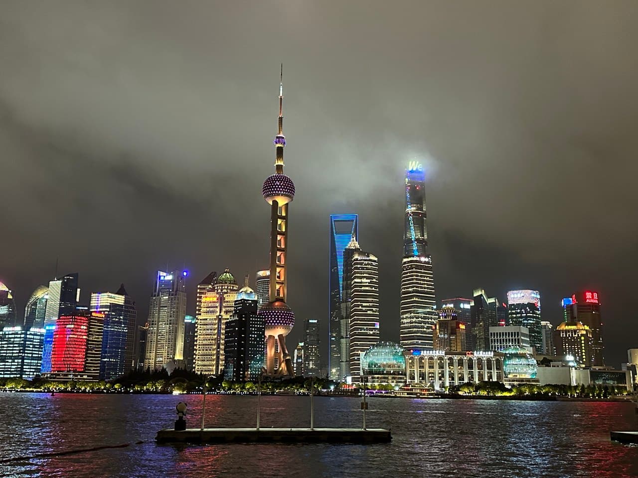 Enjoy the magic of Shanghai from the riverside clouds.