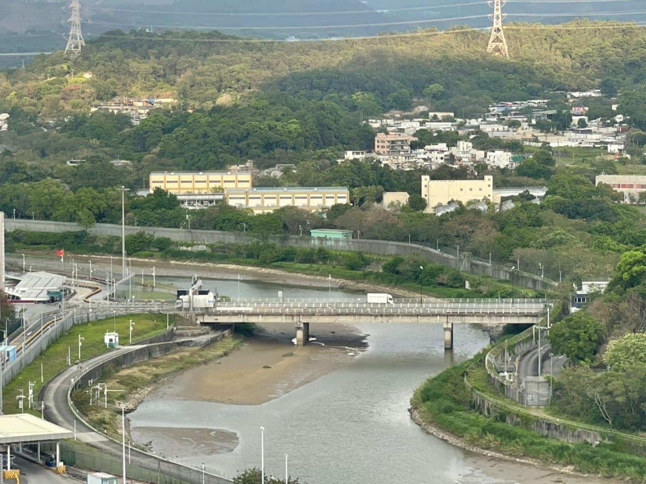 Close to the MTR station, convenient for traveling to and from Hong Kong.