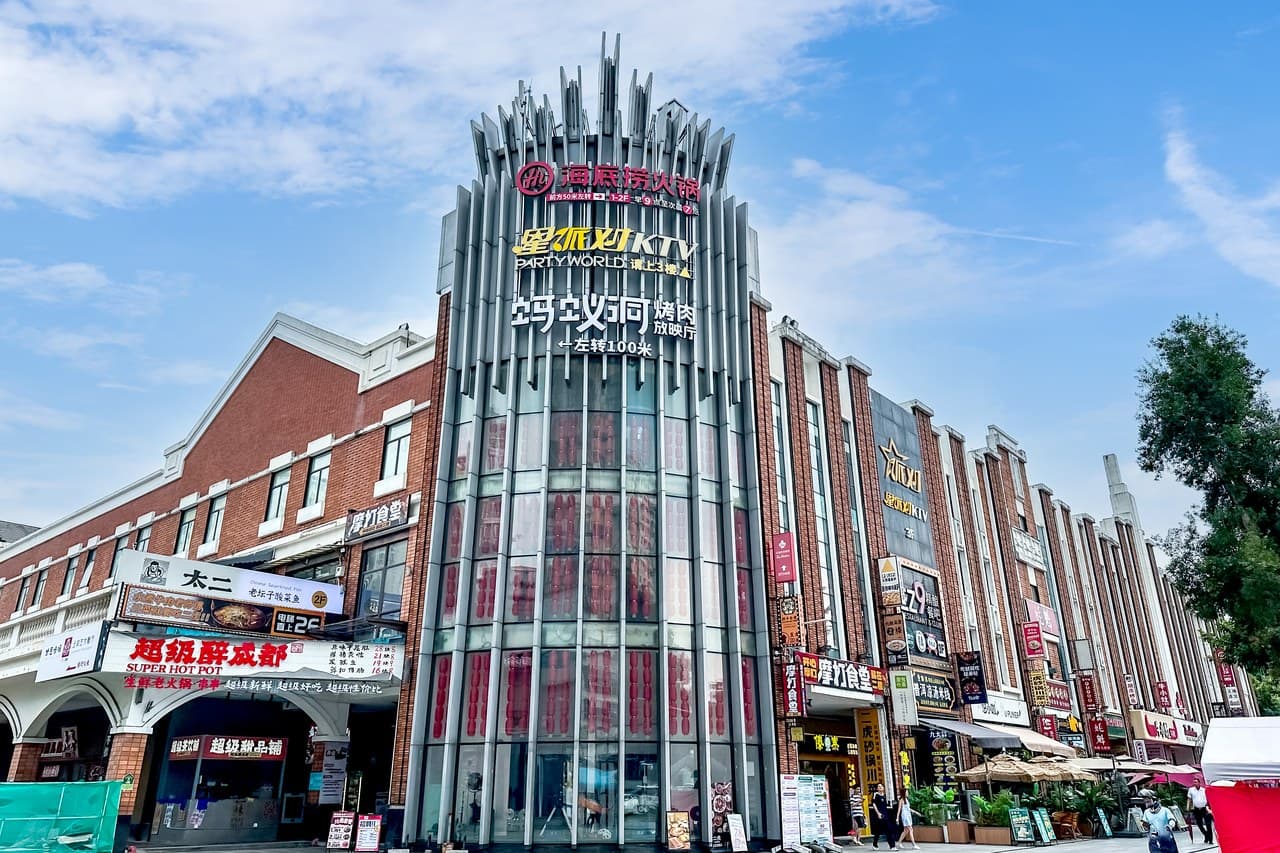 Kecun Commercial District offers a complete range of dining, entertainment, and leisure options.
