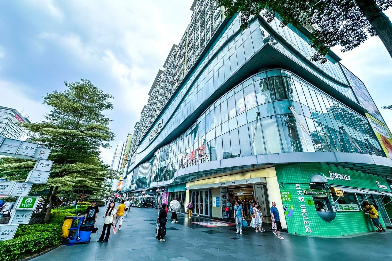 Kecun Commercial District offers a complete range of dining, entertainment, and leisure options.