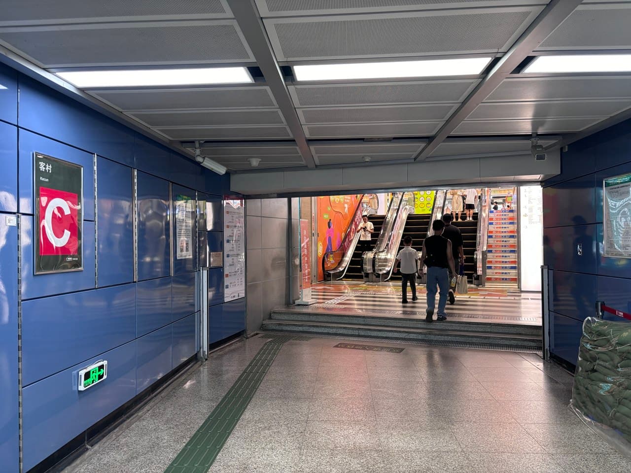 Guangzhou CBD is close to the subway and has convenient transportation.