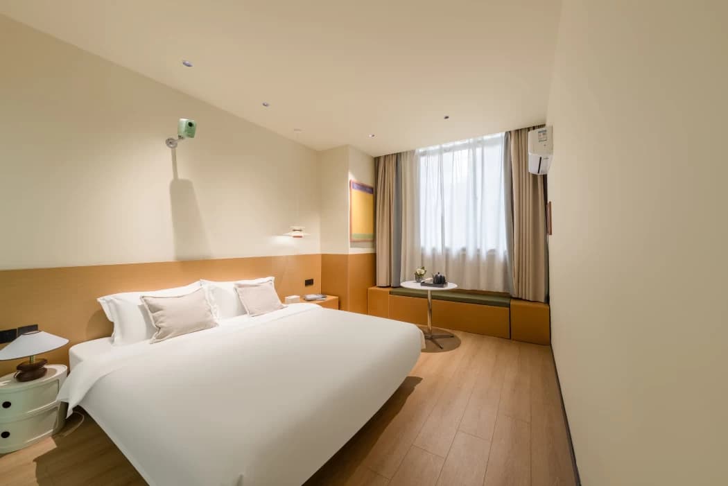 One-bedroom serviced apartment for rent in Zhongshan Road area | Sea view right outside the door