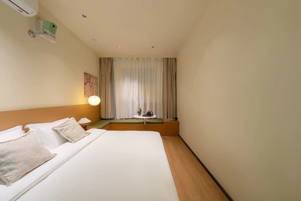 One-bedroom serviced apartment for rent in Zhongshan Road area | Sea view right outside the door
