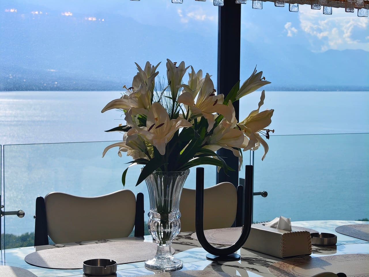 Large floor-to-ceiling windows overlooking Erhai Lake and a sea-view balcony.