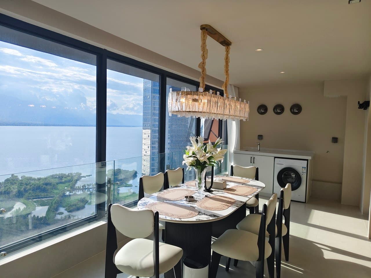 Large floor-to-ceiling windows overlooking Erhai Lake and a sea-view balcony.