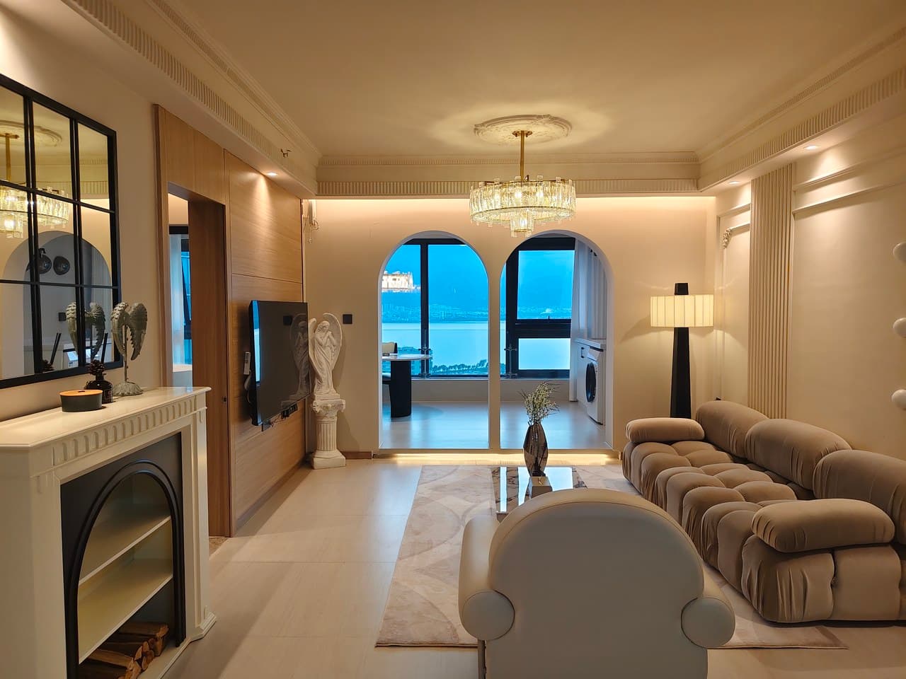 Large floor-to-ceiling windows overlooking Erhai Lake and a sea-view balcony.