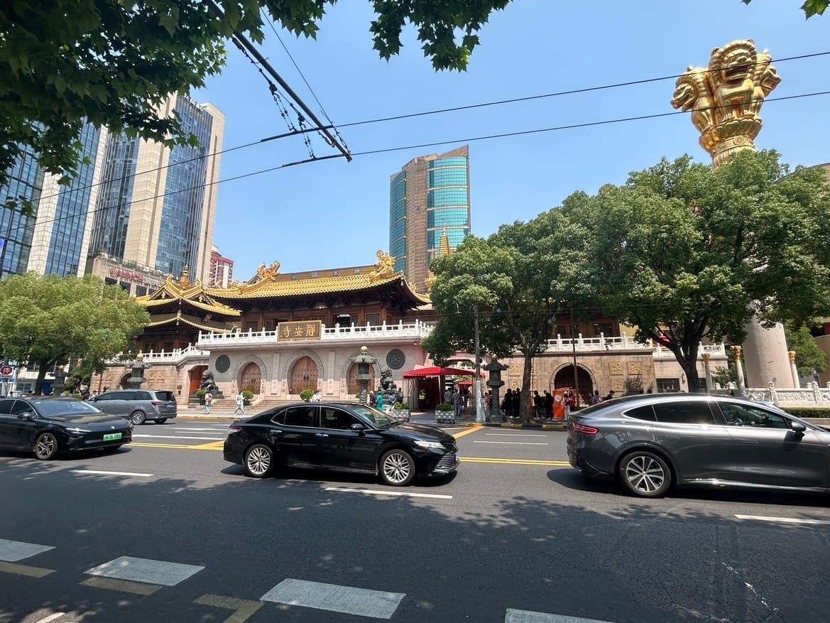 Near the business district, dining options are plentiful.