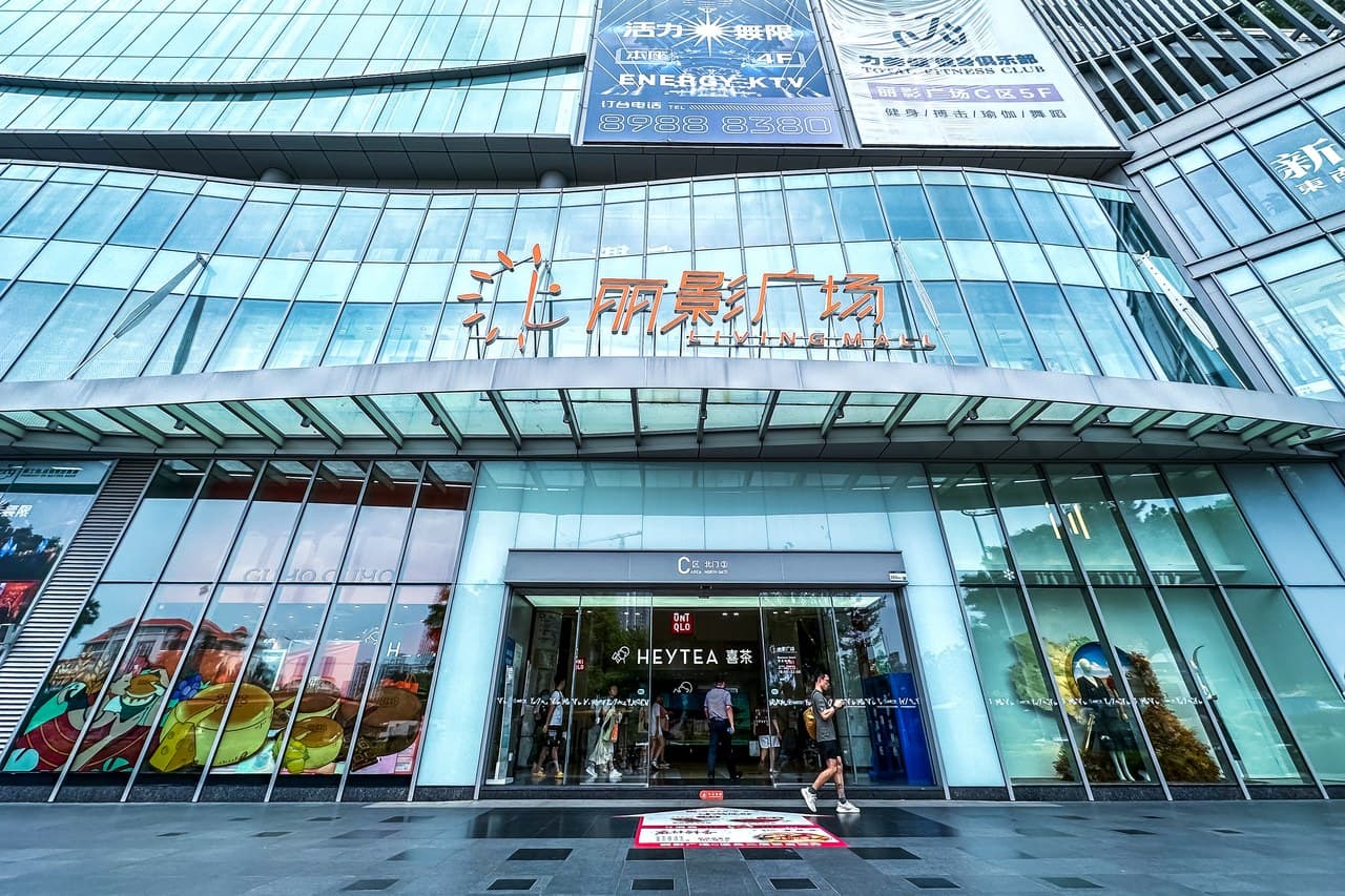 Kecun Commercial District offers a complete range of dining, entertainment, and leisure options.