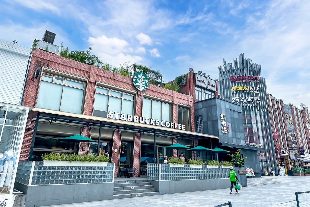 Kecun Commercial District offers a complete range of dining, entertainment, and leisure options.