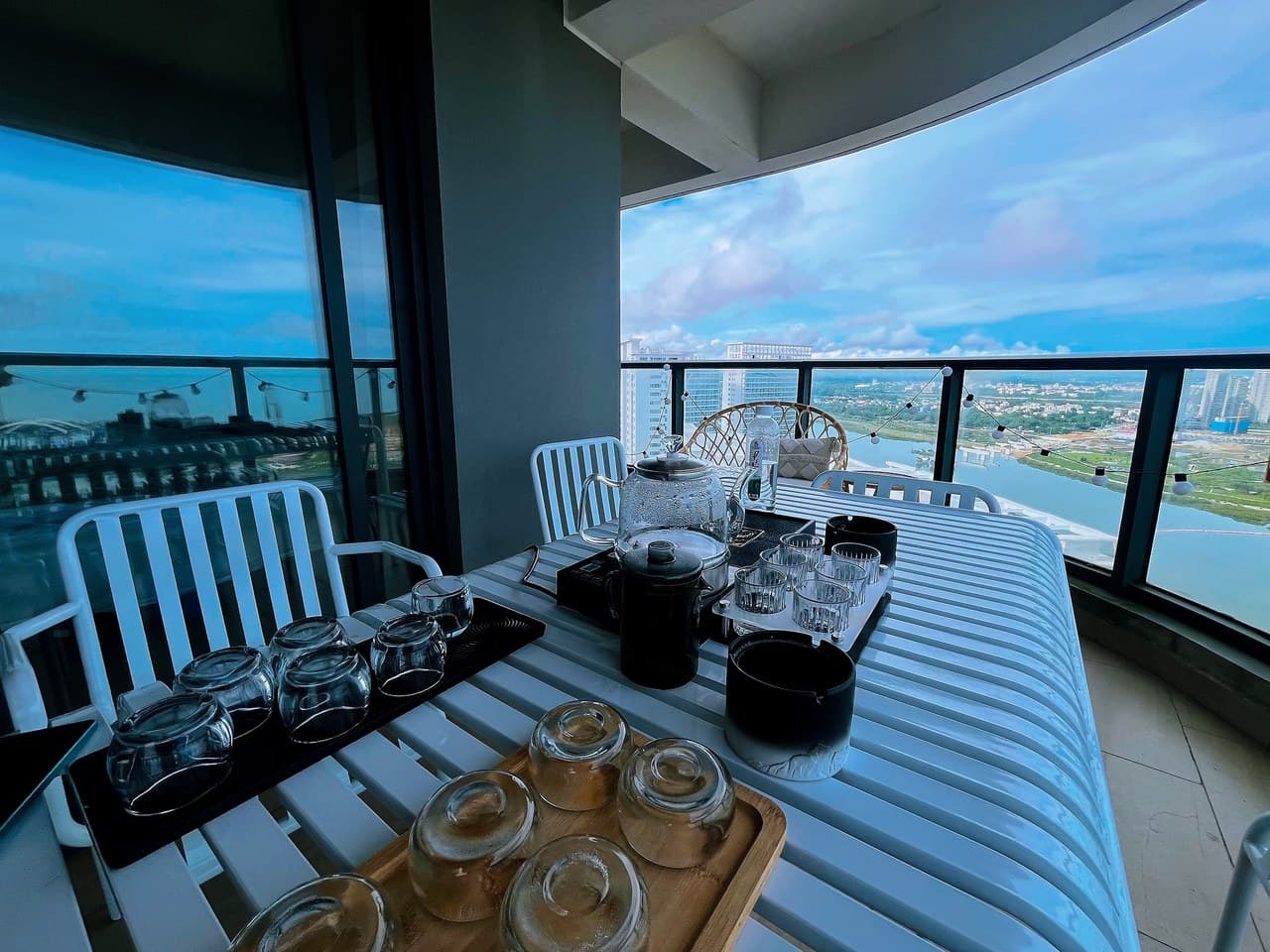 Leisure tea table, sea view gatherings and meals