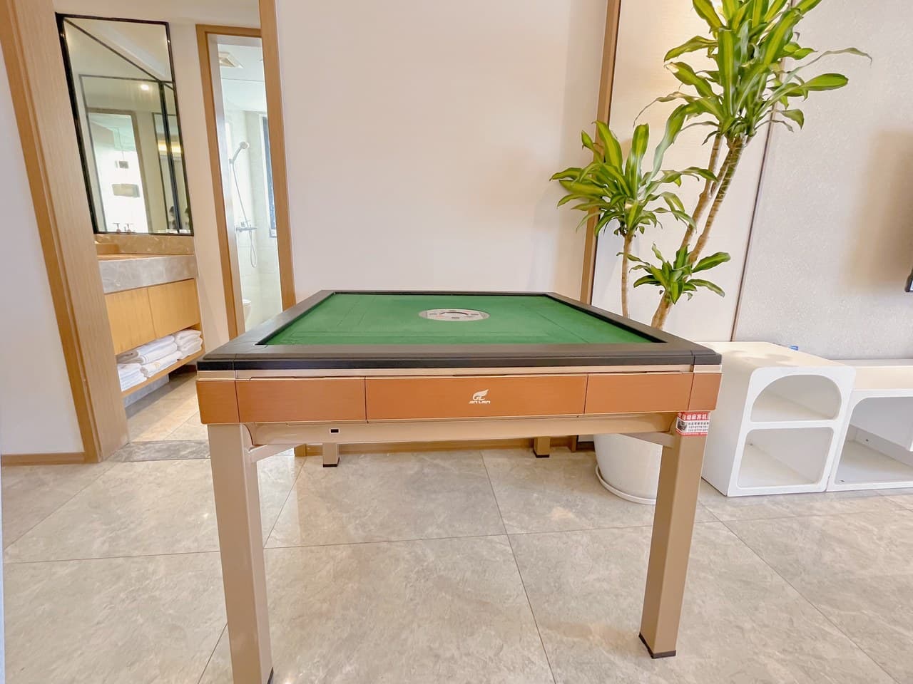 With complete entertainment facilities, enjoy playing mahjong.