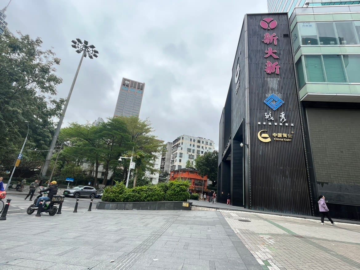 Near the business district, dining options are plentiful.