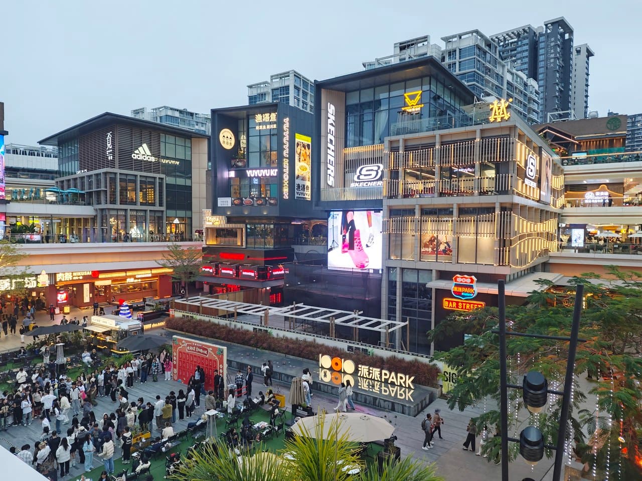 Convenient for travel around Longhua Central Business District