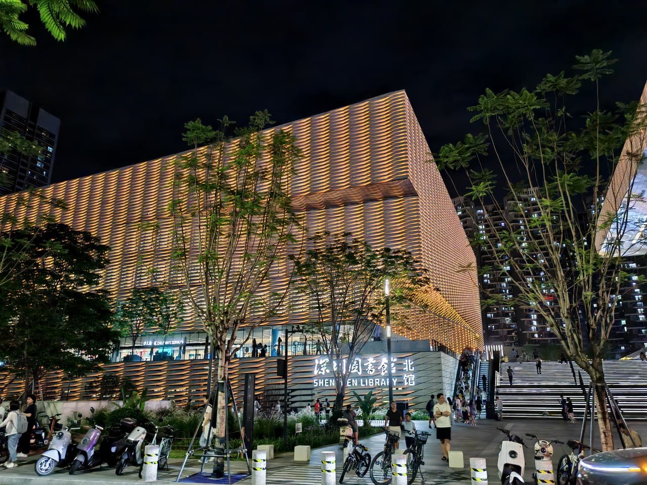 Longhua CBD Center, a hub for dining, entertainment, and leisure.