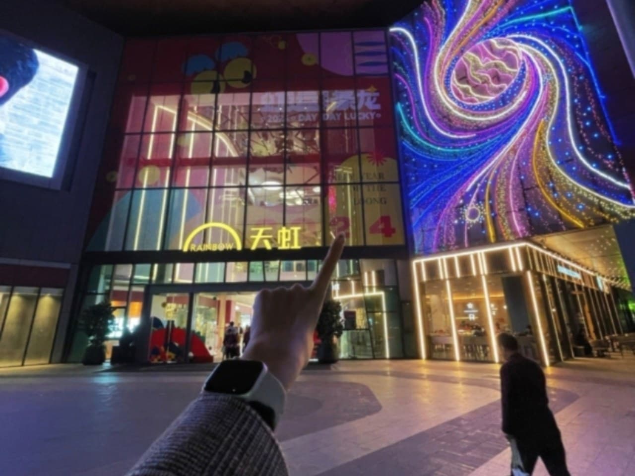 Longhua CBD Center, a hub for dining, entertainment, and leisure.
