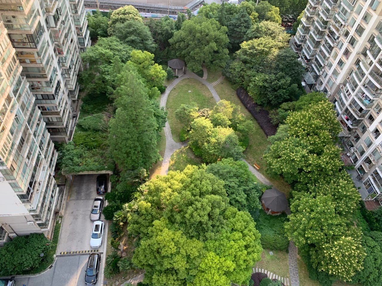Close to subway, single-level mansion with private garden