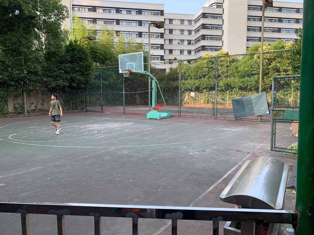 The community has its own basketball court, tennis court, and children's playground.