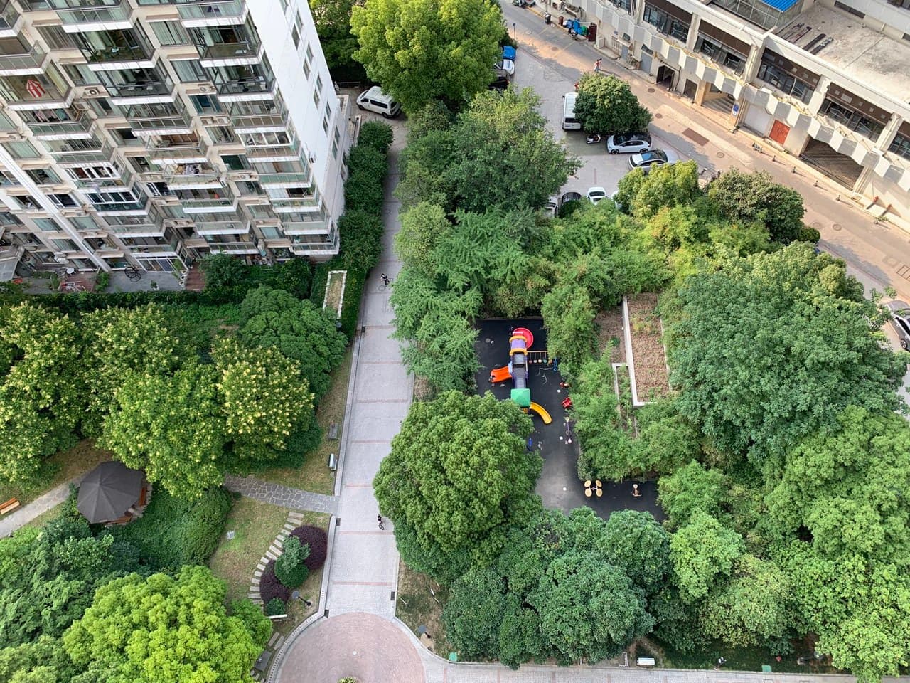 The community has its own basketball court, tennis court, and children's playground.