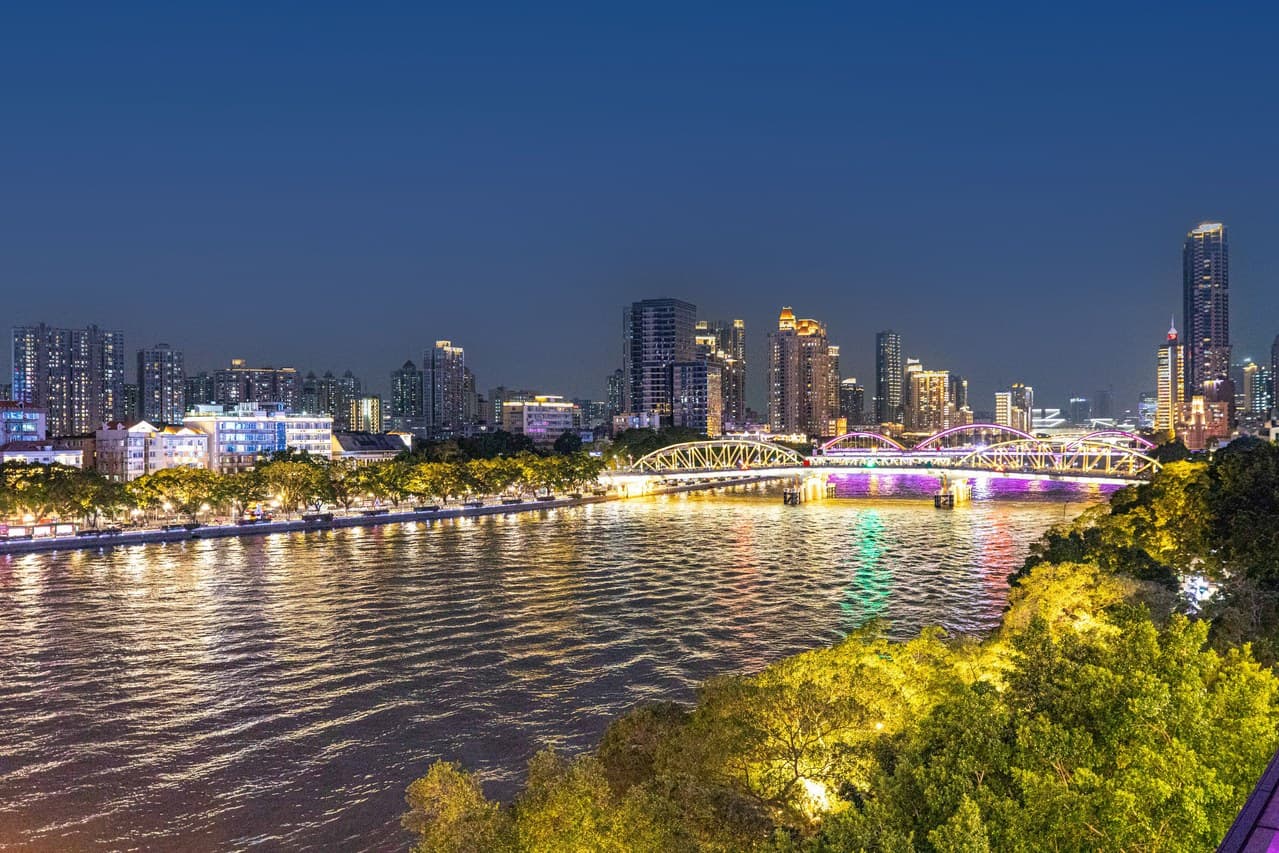The scenic area in the city center is so beautiful.