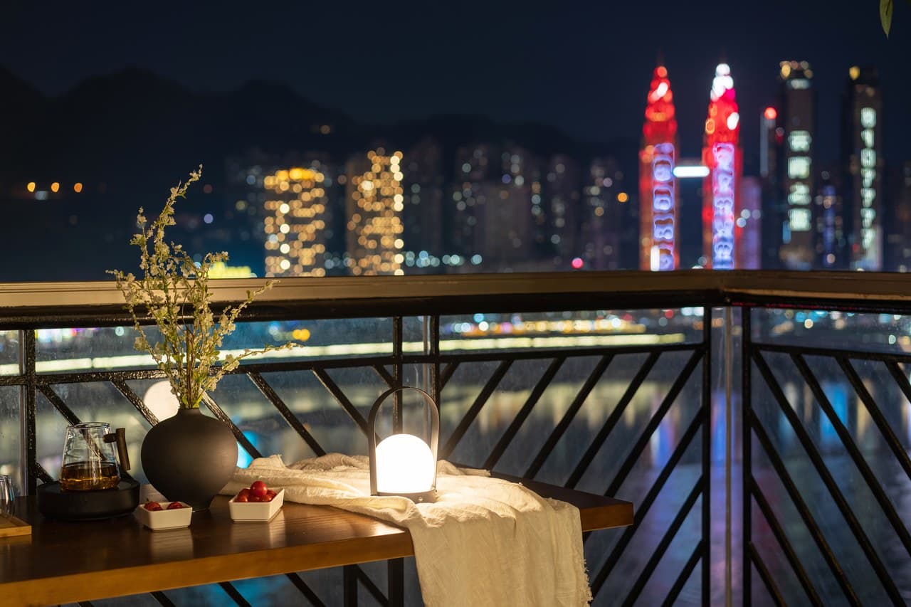 Enjoy tea and conversation on the super spacious terrace while admiring the stunning river view.