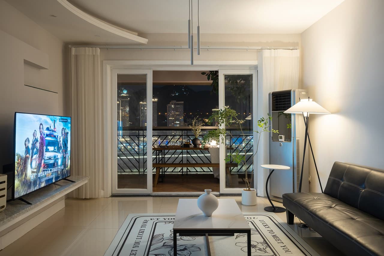 Enjoy tea and conversation on the super spacious terrace while admiring the stunning river view.