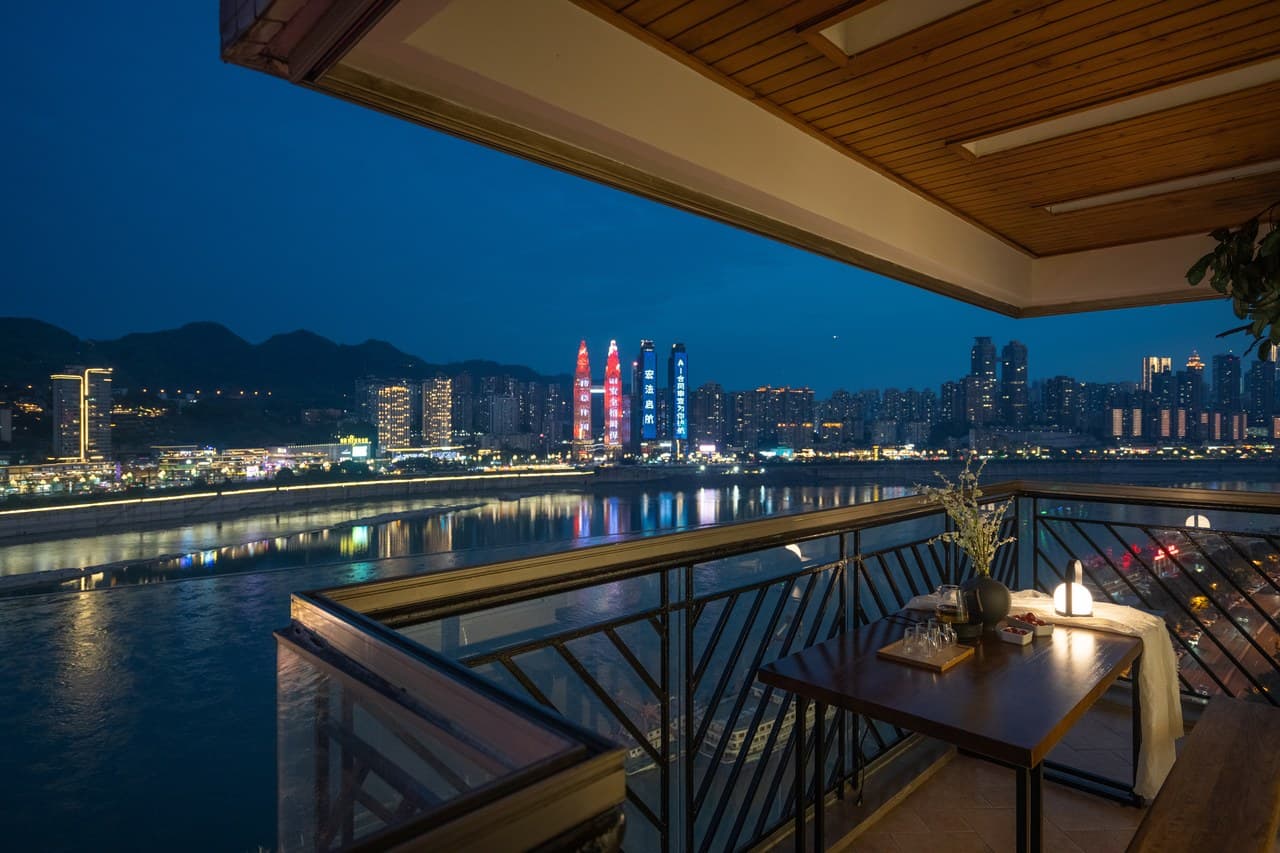 Enjoy tea and conversation on the super spacious terrace while admiring the stunning river view.