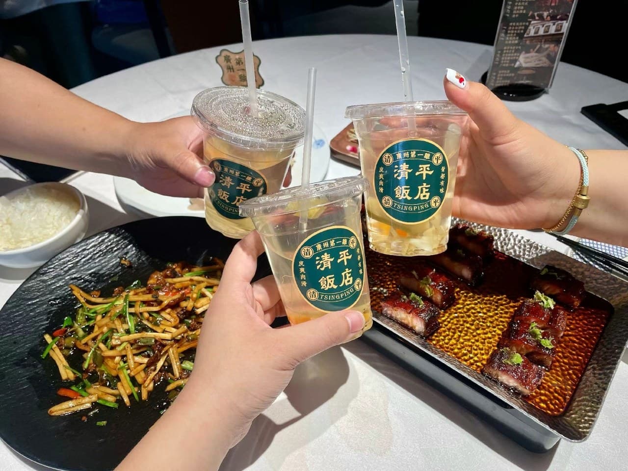 Local delicacies of old Xiguan, eat, drink, and stroll around.