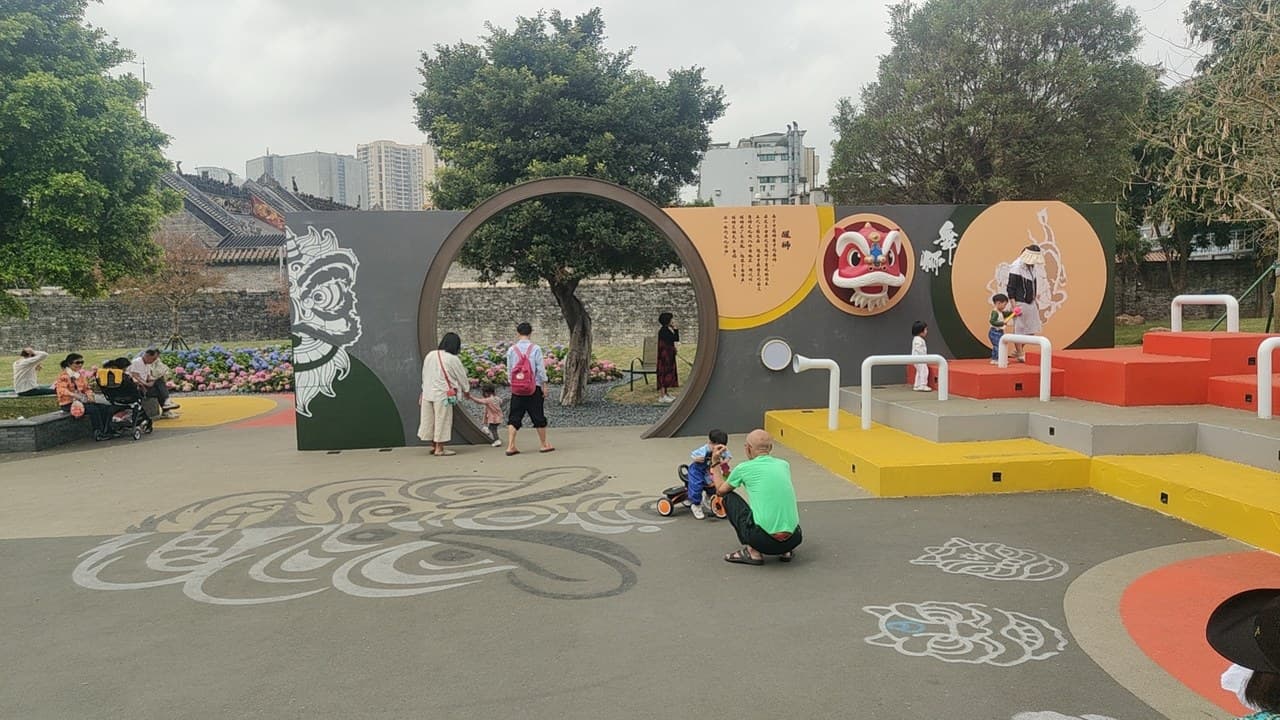 Local delicacies of old Xiguan, eat, drink, and stroll around.
