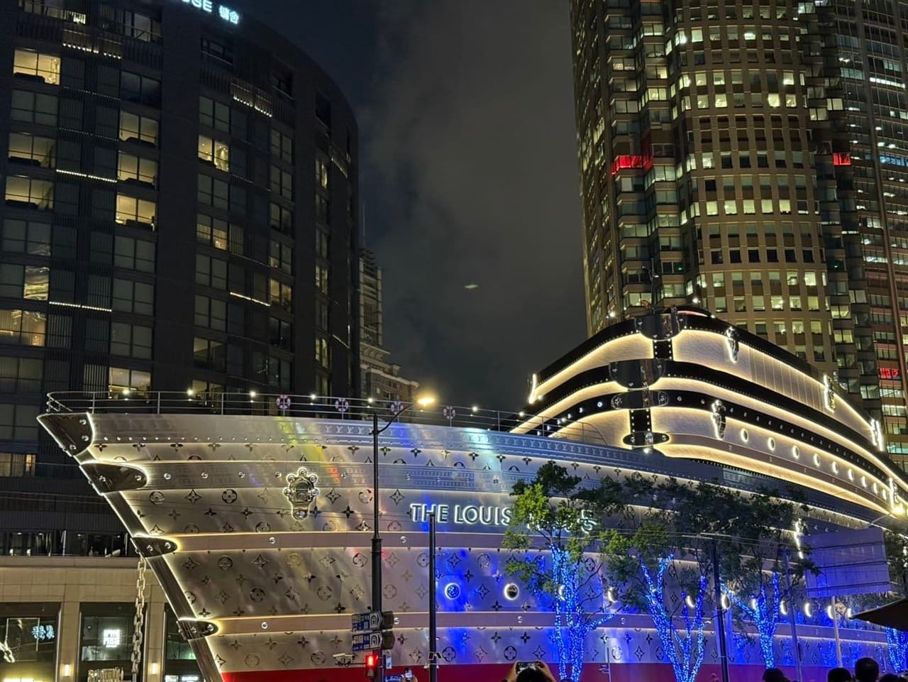 Near the business district, dining options are plentiful.