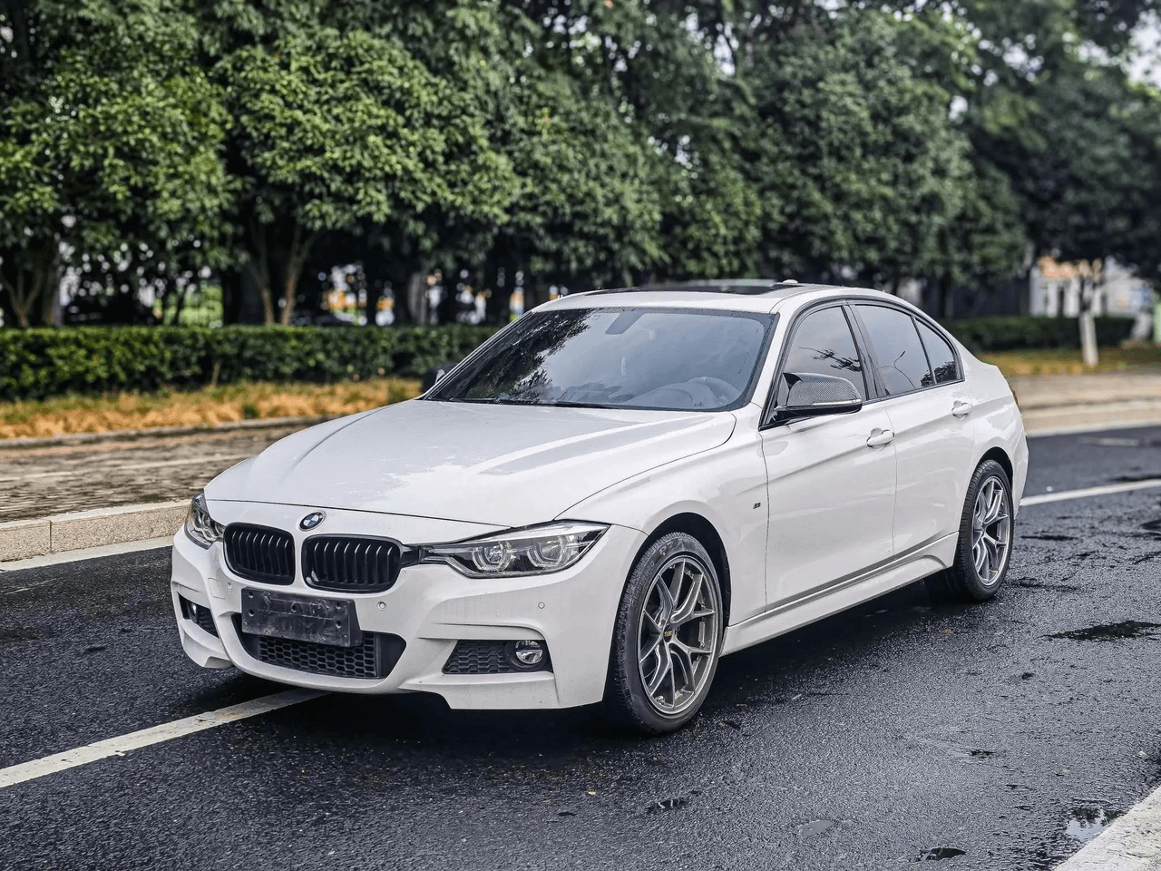 BMW car pick-up and drop-off service, free round trip to the airport.