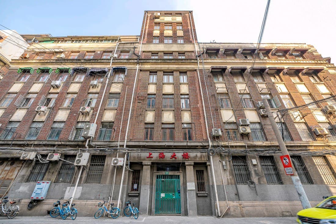 Located right next to the Bund, Nanjing Road Pedestrian Street, and the subway.