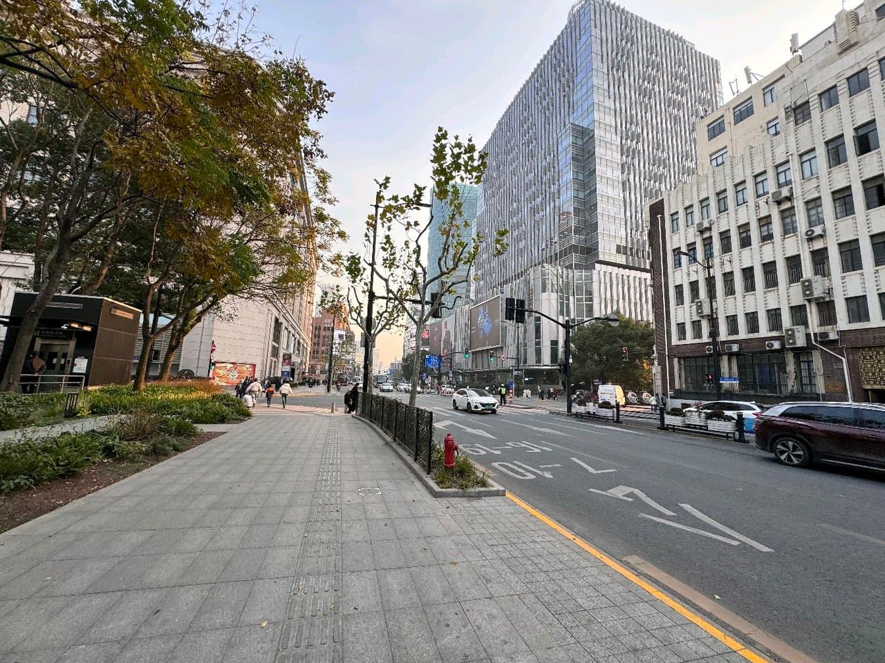 Located right next to the Bund, Nanjing Road Pedestrian Street, and the subway.