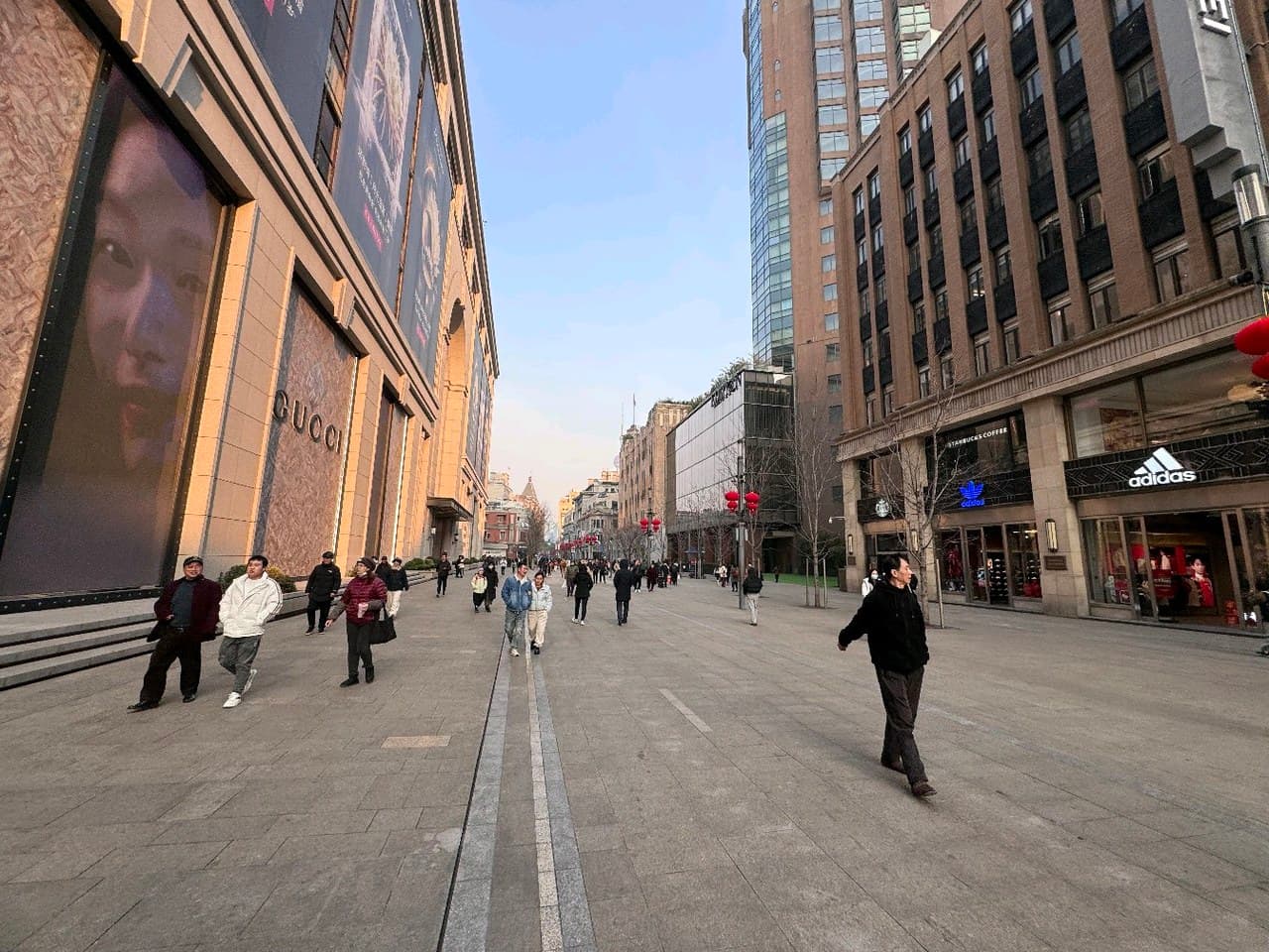 Located right next to the Bund, Nanjing Road Pedestrian Street, and the subway.