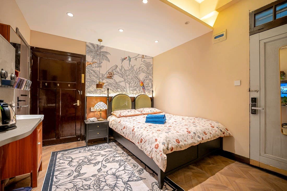 3 bedrooms and 2 bathrooms, suitable for living with family and friends.