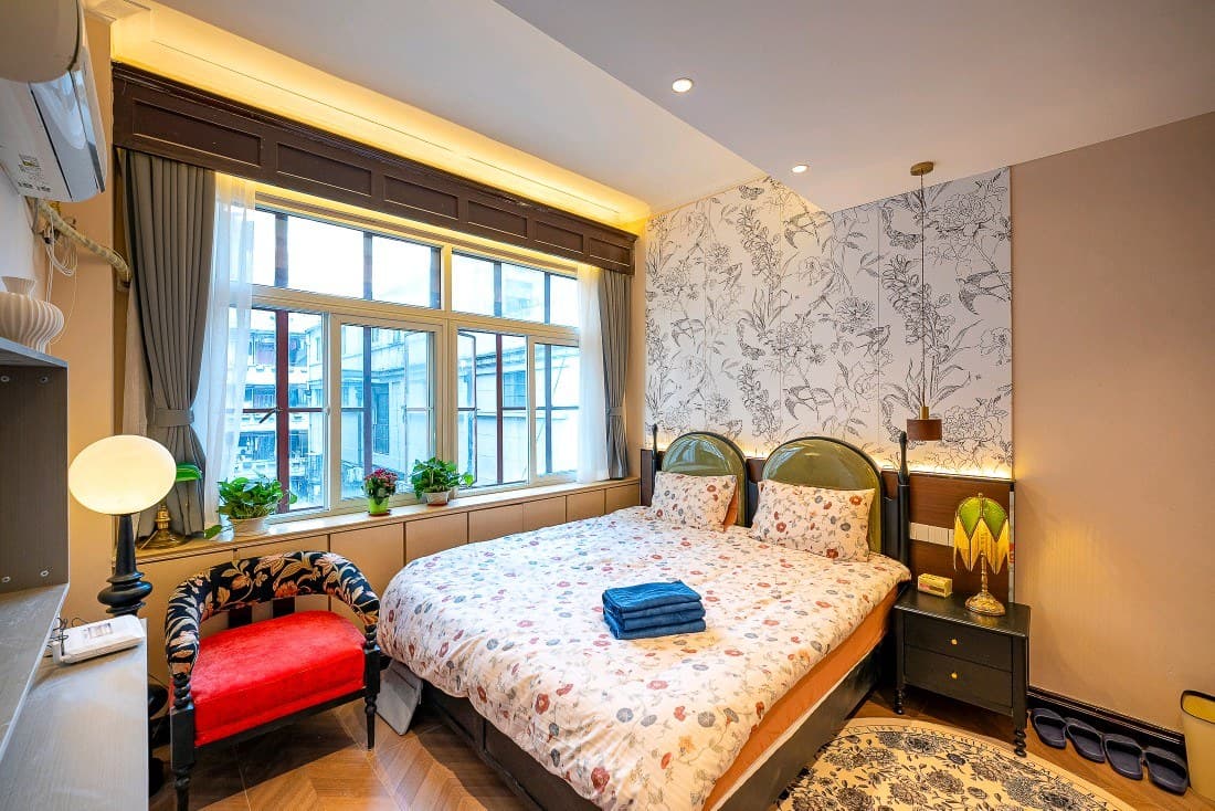 3 bedrooms and 2 bathrooms, suitable for living with family and friends.