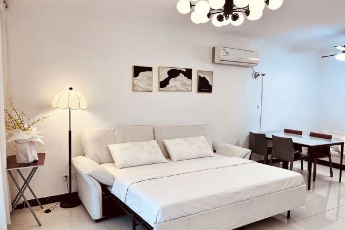 The living room sofa can be unfolded into a 1.8-meter sofa bed.