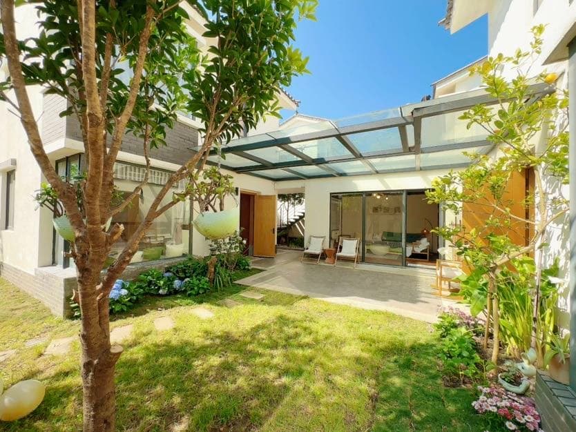 Nestled against the Cangshan Mountains, this is a private, detached garden villa.