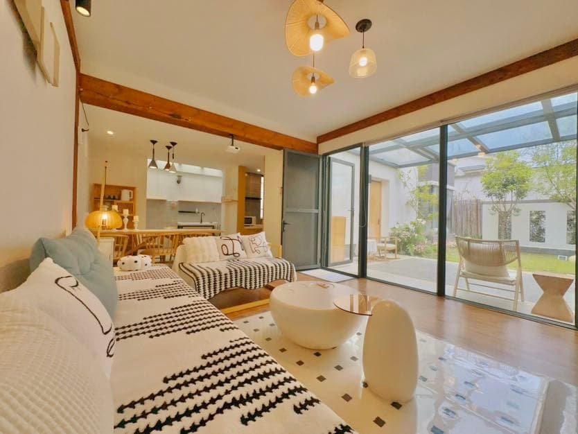 Nestled against the Cangshan Mountains, this is a private, detached garden villa.