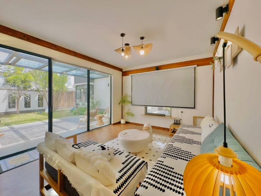 Nestled against the Cangshan Mountains, this is a private, detached garden villa.