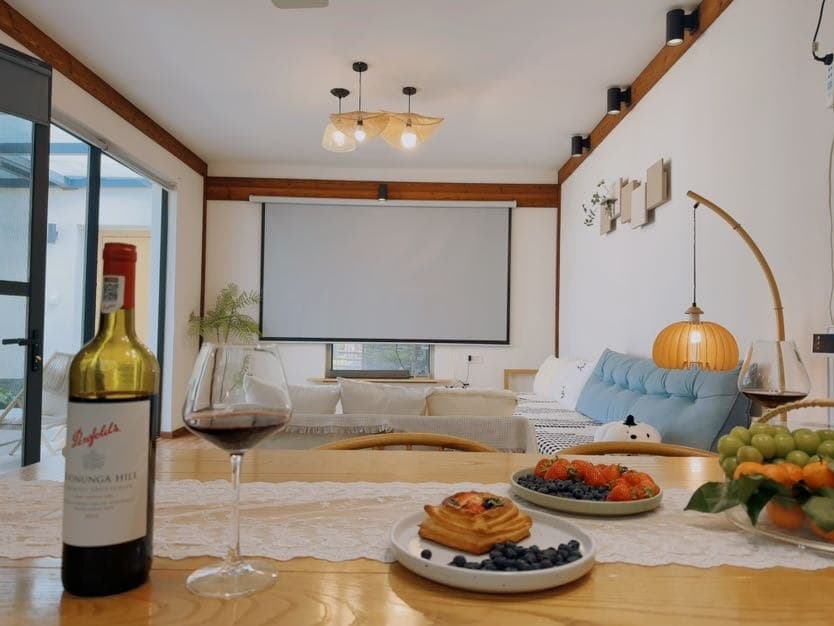 🎬The living room is equipped with a home theater and projector.