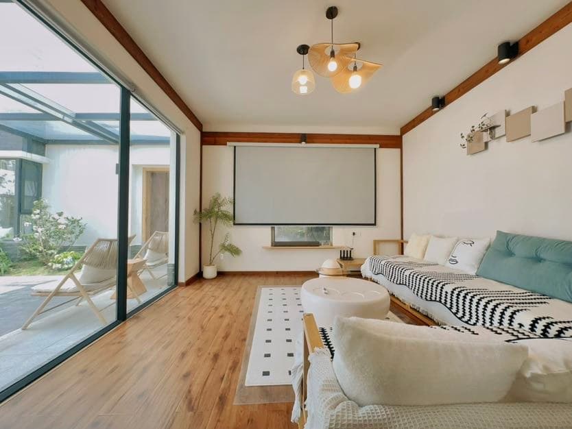 🎬The living room is equipped with a home theater and projector.