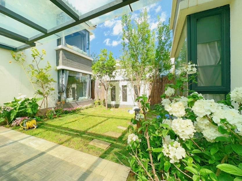 The community has a beautiful environment and convenient parking.