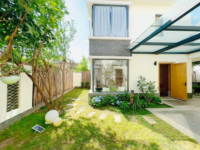 The community has a beautiful environment and convenient parking.