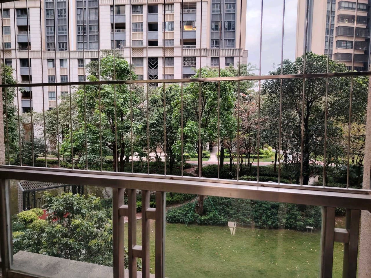 Within walking distance of Yingyue Lake Park and Huanyu City