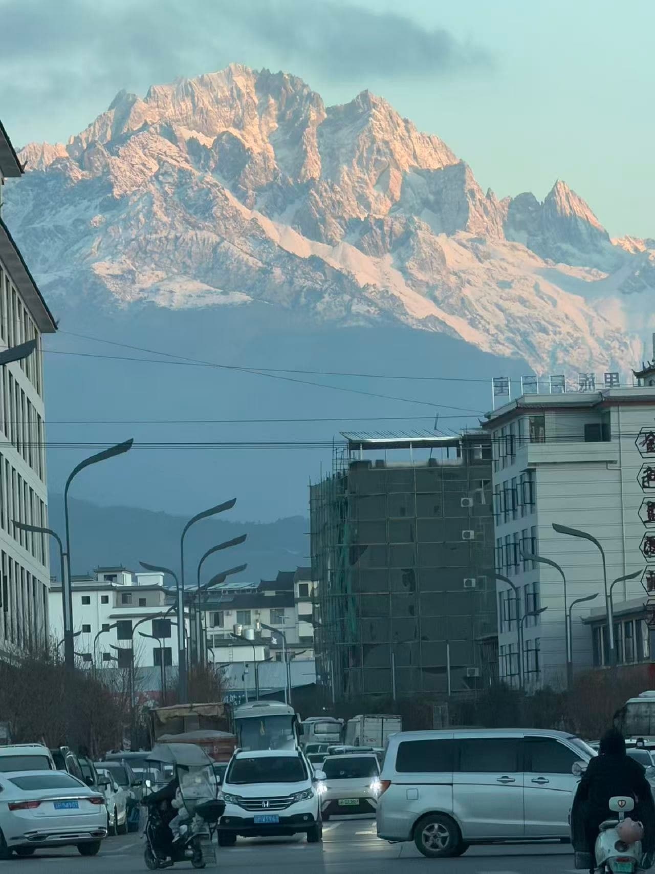 The gentleness of sleeping with the mountain as a pillow