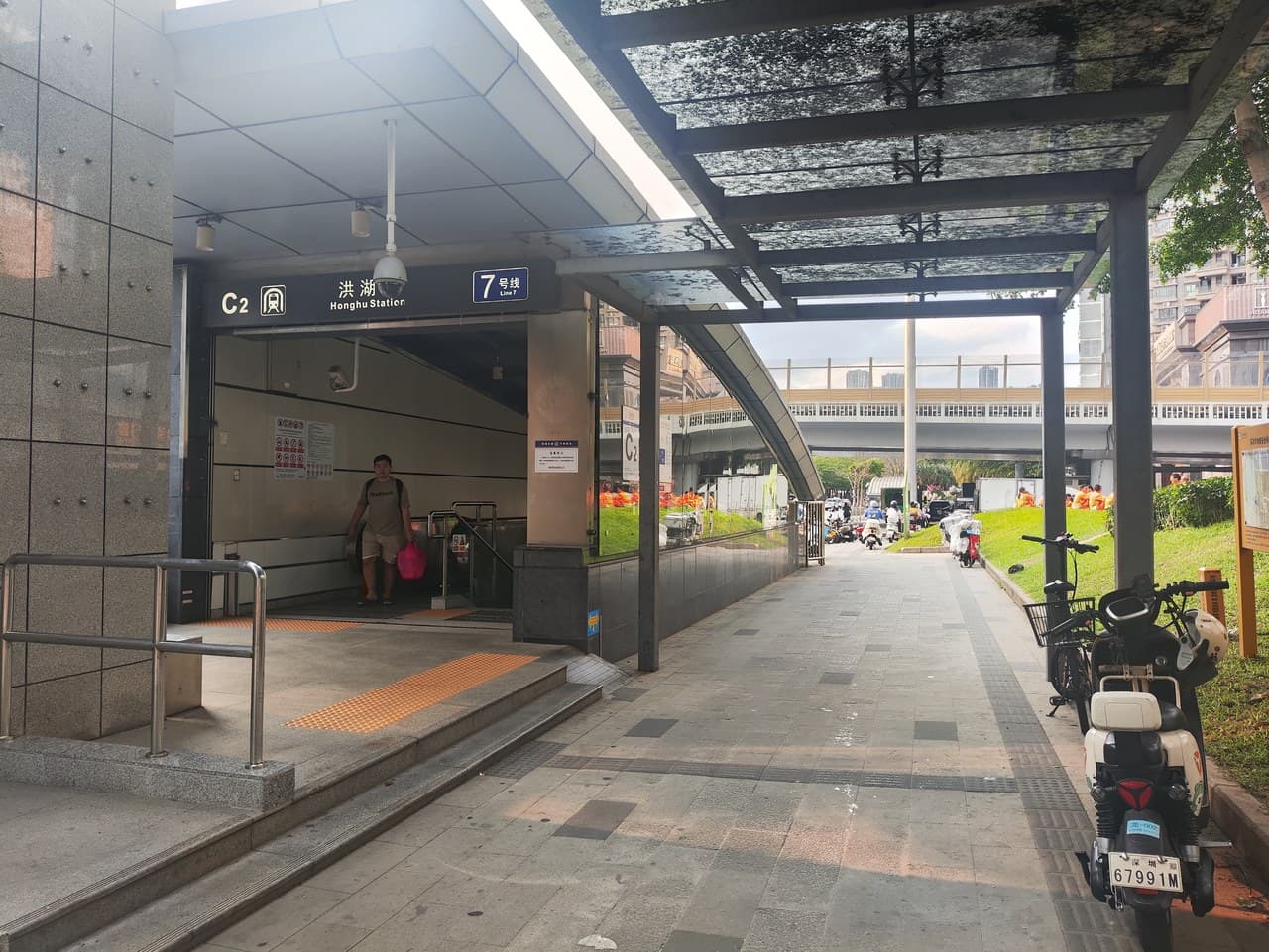 It's close to the subway and bus stations, and right next to a jewelry shopping district.