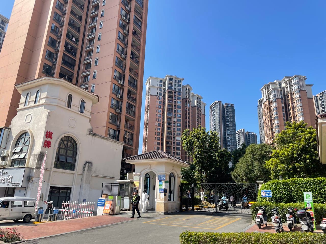 One-stop shop for food, drinks and entertainment nearby