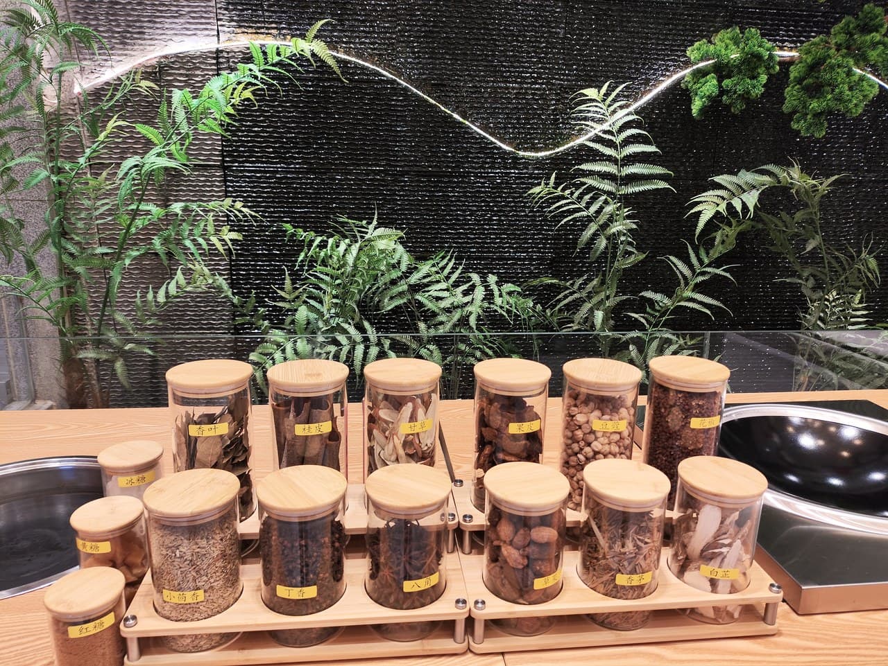 Guests can enjoy professional health-preserving tea drinks during their stay.