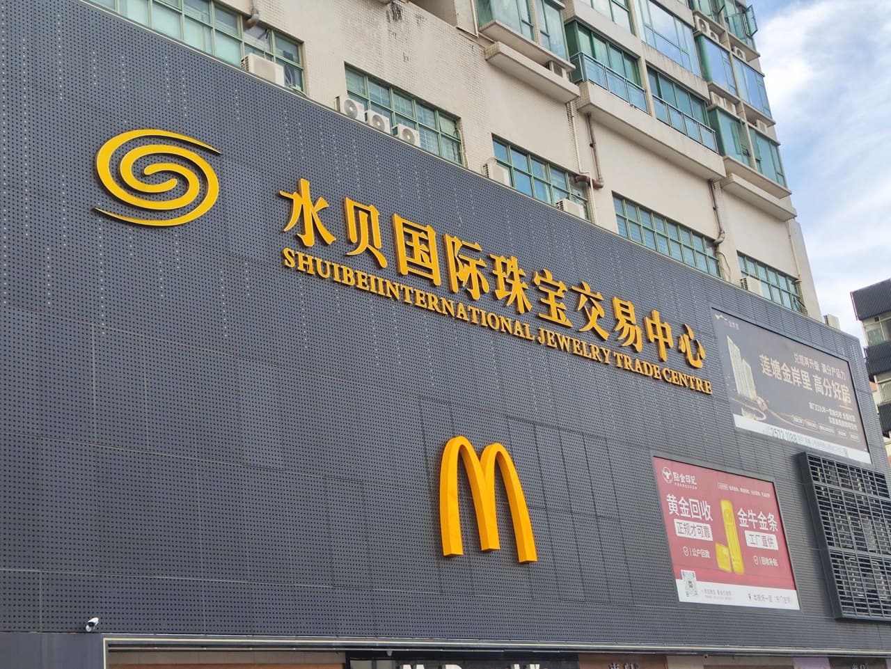 It's close to the subway and bus stations, and right next to a jewelry shopping district.
